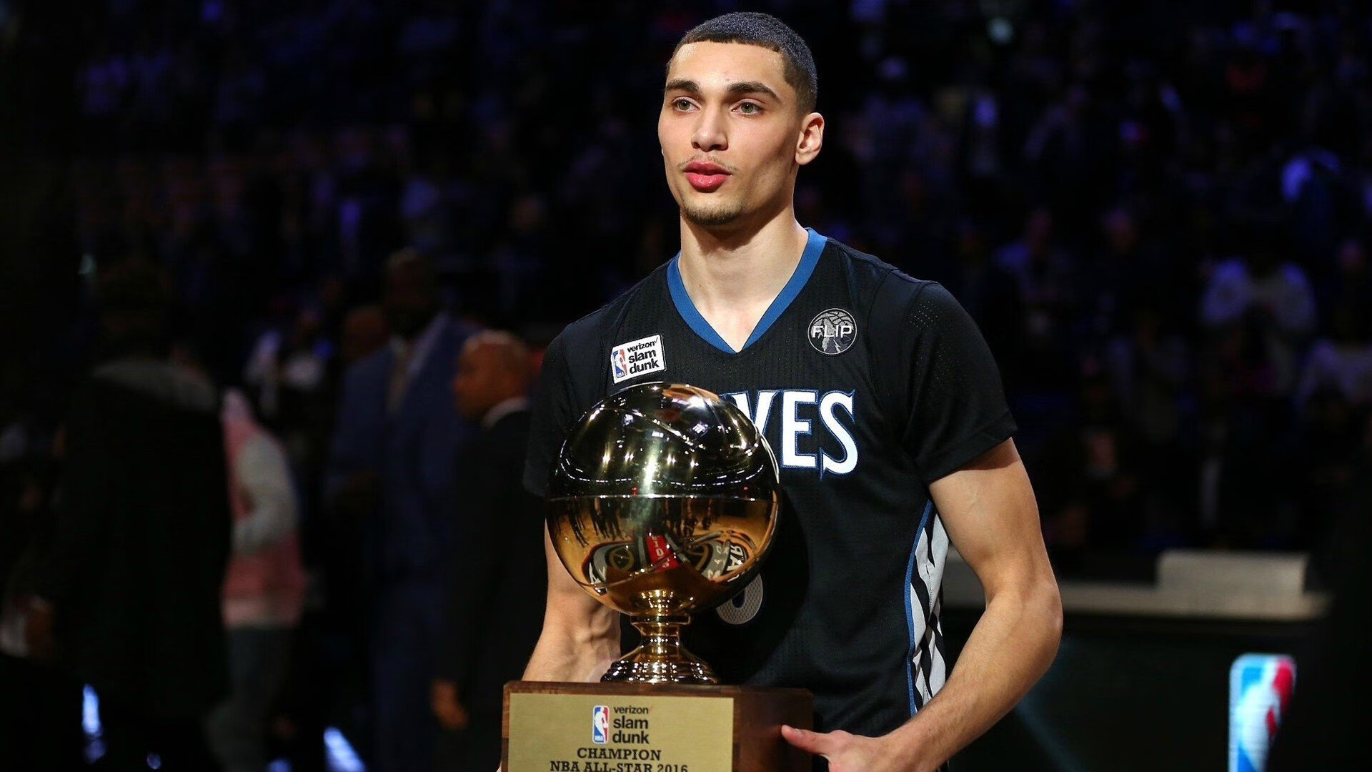 “中国足球职业联赛新纪元：多样化发展”，中国实行足球职业联赛